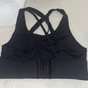 Women’s RM criss cross sports bra black with pads size 2XL runs really small